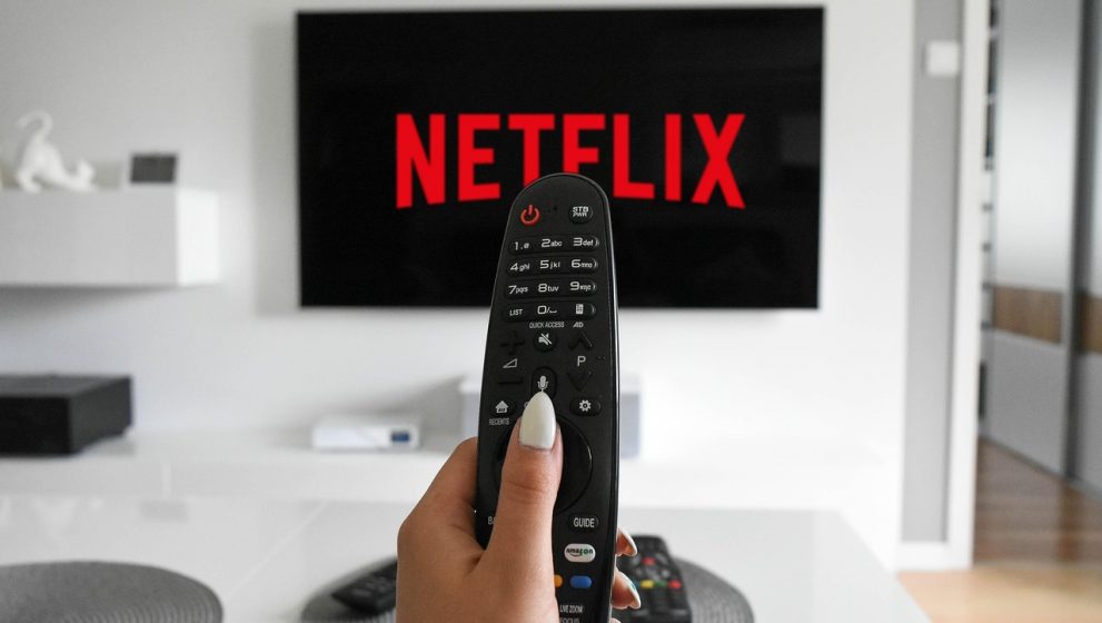 Cómo las series de televisión moldean la cultura, la moda y el entretenimiento actual